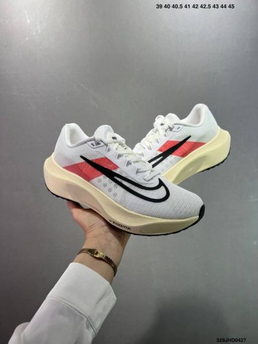 公司级Nike Air Zoom Fly 5 超轻跑步鞋 织物减震轻盈跑步鞋 公司级 该鞋款专为训练和竞速而生 助力疾速畅跑 采用柔软的泡绵缓震配置 结合不易磨