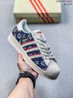 纯原 Clot X Ad Originals Superstar 金标 #贝壳头古驰联名限定 贴合柔软皮料米白灰经典配色 这其中也包括我们非常熟知的Clot C