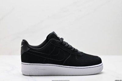 真标耐克Nike Air Force 1“07空军一号低帮百搭休闲运动板鞋。柔软、弹性十足的缓震性能和出色的中底设计，横跨复古与现代的外型结合，造就出风靡全球三