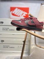 耐克Nike Dunk Low 板鞋Sb系列经典百搭休闲运动板鞋加厚鞋舌的填充，使舒适性大大提升，同时也更方便穿脱中底部分则加入了脚感柔软舒适Zoomair气垫