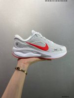 公司级Nike Journey Run 跑步鞋 使用了新型的缓震材料 脚感偏韧 后跟有加厚的海绵填充 鞋子前掌和后掌做了加宽设计 增加了跑步时的稳定性 织物加网