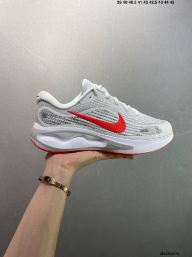 公司级Nike Journey Run 跑步鞋 使用了新型的缓震材料 脚感偏韧 后跟有加厚的海绵填充 鞋子前掌和后掌做了加宽设计 增加了跑步时的稳定性 织物加网