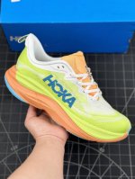 HOKA M SKYFLOW 低帮专业越野跑步鞋 粗矿型的鞋身上脚特别修饰腿型 经典的胖鱼头鞋型 超高颜值厚重皮质与热压鞋身质感让提升双层发泡中底增加整体鞋身造
