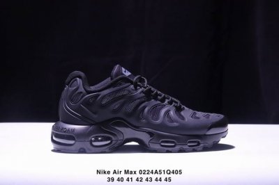 公司级耐克 Nike Air Max Plus是Nike旗下另类鞋款的代表，Tn 它诞生于1996年，是第一款使用Tunedair气垫的跑鞋，其特点就在于实现各