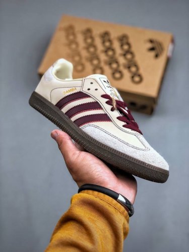 Adidas original Samba OG 米褐色 此款以简约大方的造型设计，给人以随性休闲的时尚格调，穿着舒适轻便，运动灵活自如，满足日常个性穿搭。货号