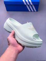 阿迪达斯 Adidas Adifom 夏季沙滩涉水百搭休闲拖鞋 露趾凉拖鞋 超厚底增高男女鞋凉拖鞋。采用超轻95% 注塑 Eva塑料,5%泡沫塑料发泡缓震物料成