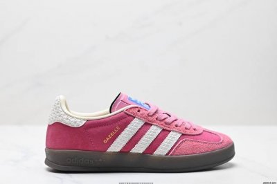 公司级Adlidas Originals Gazelle Indoor ”这款阿迪达斯运动鞋是 1979年 Gazelle Indoor 运动鞋的复兴，柔软的绒