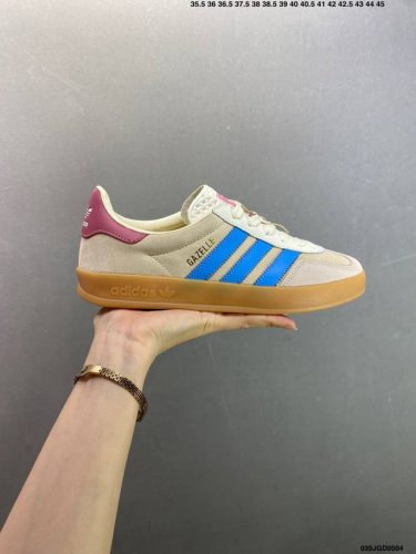 公司级Adidas Originals Gazelle Indoor 复古单品 自1960年代发售以来，“Gazelle”系列凭借其古典复古魅力，一直备受喜爱。