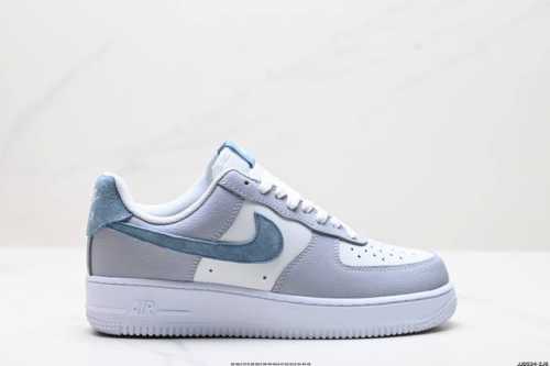 真标耐克Nike Air Force 1“07空军一号低帮百搭休闲运动板鞋。柔软、弹性十足的缓震性能和出色的中底设计，横跨复古与现代的外型结合，造就出风靡全球三