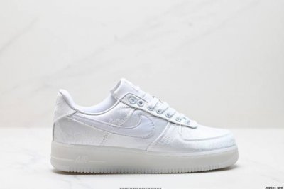公司级耐克nike Air Force 7 空军一号低帮百搭休闲运动板鞋。柔软、弹性十足的缓震性能和出色的中底设计，横跨复古与现代的外型结合，造就出风靡全球三十