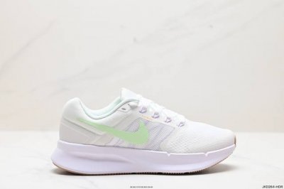 公司级耐克nk W Nike Run Swift 3网面透气休闲跑步鞋 简约高科技设计采用多层材料 为双足带来凉爽感受和稳固体验时尚鞋面搭配中足包覆设计 提供稳