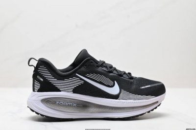 公司级Nike Vomero 18 耐克 舒适减震防滑 低帮跑步鞋 全掌Reactx泡绵中底 前掌和后跟还配备了Air Zoom气垫单元 据说跑起来更快更舒适哦