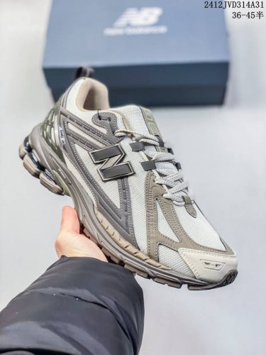 公司 New Balance 6R 新百伦 6 Nb 6 银灰 潮流复古透气轻便低帮跑步鞋男女同款 鞋面选用了灰色网面，搭配银色皮革框架，同时又加入了白色等进行