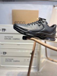 350 Ecco爱步男鞋轻便透气舒适耐穿 亲肤吸汗舒适内里 防滑防磨 持久干爽 简约粗绳系带 穿脱更加方便 柔韧防滑大底 鞋底立体凹槽 凹凸花纹加持 增强防滑减