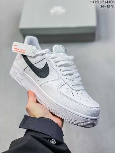 双十二福利套现 带半码耐克nike Air Force 1‘07 空军一号低帮百搭休闲运动板鞋。柔软、弹性十足的缓震性能和出色的中底设计，横跨复古与现代的外型结