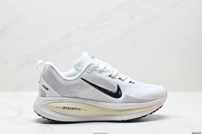 公司级Nike Vomero 18 耐克 舒适减震防滑 低帮跑步鞋 全掌Reactx泡绵中底 前掌和后跟还配备了Air Zoom气垫单元 据说跑起来更快更舒适哦