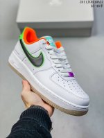公司级带半码耐克nike Air Force 7 空军一号低帮百搭休闲运动板鞋。柔软、弹性十足的缓震性能和出色的中底设计，横跨复古与现代的外型结合，造就出风靡全