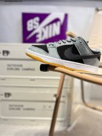 耐克Nike Dunk Low 板鞋Sb系列经典百搭休闲运动板鞋加厚鞋舌的填充，使舒适性大大提升，同时也更方便穿脱中底部分则加入了脚感柔软舒适Zoomair气垫