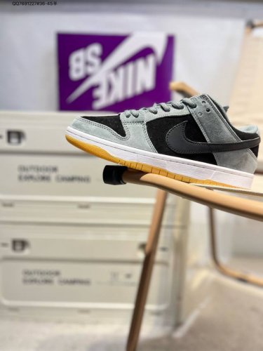 耐克Nike Dunk Low 板鞋Sb系列经典百搭休闲运动板鞋加厚鞋舌的填充，使舒适性大大提升，同时也更方便穿脱中底部分则加入了脚感柔软舒适Zoomair气垫