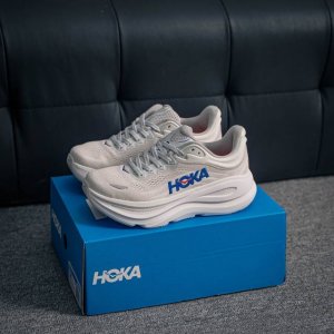 核心私 Hoka M Bondi 9全新配色 这个品牌来自于新西兰的毛利语，Hoka表示大地，One One表示飞越，连起来就是飞越地平线，One One不是读