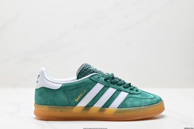 公司级Adlidas Originals Gazelle Indoor ”这款阿迪达斯运动鞋是 1979年 Gazelle Indoor 运动鞋的复兴，柔软的绒