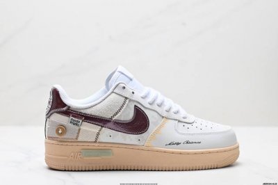 公司级耐克Nike Air Force 1“07空军一号低帮百搭休闲运动板鞋。柔软、弹性十足的缓震性能和出色的中底设计，横跨复古与现代的外型结合，造就出风靡全球