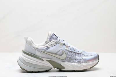 公司级耐克Nike V2K Run跑步鞋复古风潮 网面透气运动鞋 灰银紧致的鞋面材质提供良好的包裹性鞋侧 Swoosh以及鞋头部分搭配增添不少亮点的镀铬细节鞋垫
