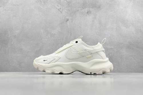 Ds版 W Nike Tc 7900 新款老爹鞋 注入非凡时尚气息 塑就高雅外观 耐穿合成材质搭配柔软丝绒 该鞋款保留了挚爱的加垫鞋口 柔软泡绵缓震配置 和抓附