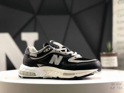 合集210 New Balance M2000跑鞋· 沿袭了面世之初的经典科技，以 Encap 中底配以升级版 N-Ergy 缓震物料。鞋面则采用特色的柔软麂皮