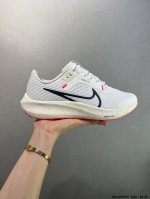 特价Nike Air Zoom Pegasus 登月跑鞋 网面透气跑步鞋 兼顾迅疾外观和稳固脚感 后跟覆面和中足动态支撑巧妙融合 缔造稳定顺畅的迈步体验 采用密