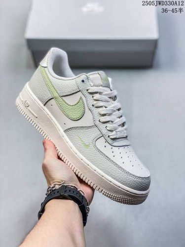 公司级带半码耐克Nike Air Force 1“07 Lv8空军一号低帮百搭休闲运动板鞋。柔软、弹性十足的缓震性能和出色的中底设计，横跨复古与现代的外结合，造