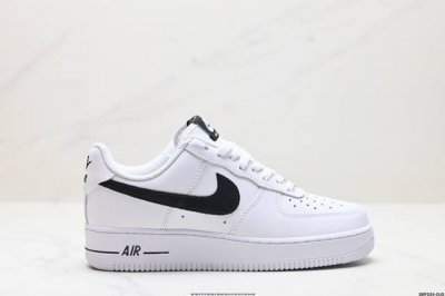 真标耐克Nike AIR FORCE 1‘07 LX 空军一号低帮百搭休闲运动板鞋。柔软、弹性十足的缓震性能和出色的中底设计，横跨复古与现代的外型结合，造就出风