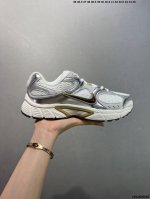 公司级Nk V5 Rnr系列 白棕 复古Y3K风格舒适百搭跑步鞋 融合了复古与现代设计元素，轻量化设计，鞋面采用透气网眼材料，搭配轻质泡沫中底，缓震舒适，适合日