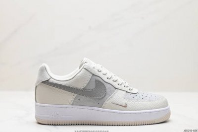 公司级耐克nike Air Force 7 空军一号低帮百搭休闲运动板鞋。柔软、弹性十足的缓震性能和出色的中底设计，横跨复古与现代的外型结合，造就出风靡全球三十