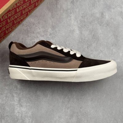 本地180 核心私 万斯 Vans Knu-Skool 面包鞋 坎普尔·茱利安系列低帮复古硫化休闲运动板鞋“肥胖版大Logo” 要说整个年最为热门的鞋型之一，「