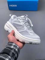 hoka 携手 Beams推出了全新的 Bondi B3 Ls 鞋款 如果你是 Hoka 的忠实粉丝 相信对 Bondi 这个名字一定不陌生 这款鞋可以说是奠定