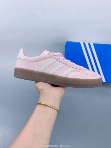 adidas Originals Gazelle Indoor 三叶草休闲防滑耐磨低帮板鞋 鞋头出色设计 塑就出众贴合感 稳固的后跟贴合足部曲线设计 软弹舒适