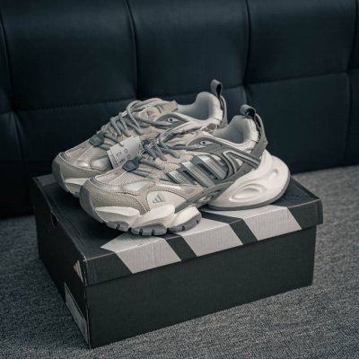 核心私 Adidas Xlg Runner Deluxe 潮流前卫科技 休闲运动老爹鞋 未来科技主义线条勾勒前卫张力 呈现饱满立体的3D感鞋身 浑厚中底搭载轻薄