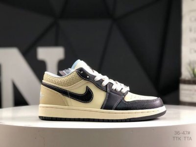 头层带半码Air Jordan 1 Low 低帮 Aj1 乔丹1代 Aj1 乔1 低邦 蓝黄拼接 乔丹篮球鞋系列 营造艳丽反差。白色鞋面与鞋身两侧黑色Swoos