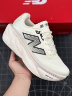 New Balance Nb Fresh Foam 轻量跑鞋 Evoz V2舒适耐磨低帮跑步鞋 受到fresh Foam1080舒适骑行的启发 Evozv2男士