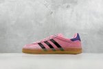 C版 Adlidas Originals Gazelle Indoor 粉黑 这款阿迪达斯运动鞋是 1979年 Gazelle Indoor 运动鞋的复兴，柔软