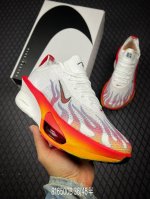 B 公司级新品发布 Nike Air Zoom Alphafly Next%3 proto整体采用前作的设计语言，并且对后者的细节进行升级，马拉松和长距离路跑的