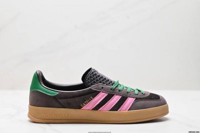 真标Adidas Originals Gazelle Indoor 三叶草休闲防滑耐磨低帮板鞋 鞋头出色设计 塑就出众贴合感 稳固的后跟贴合足部曲线设计 软弹舒