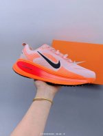 耐克 Nike Vomero 18 厚底增高老爹运动跑步鞋。全新 Vomero 提供比以往更多的緩衝效能以及該系列有史以來最高的鞋底高度，結合 Nike 的 Z