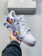 公司级耐克Air Force 1‘07 空军一号低帮百搭休闲运动板鞋。柔软、弹性十足的缓震性能和出色的中底设计，横跨复古与现代的外型结合，造就出风靡全球三十多年