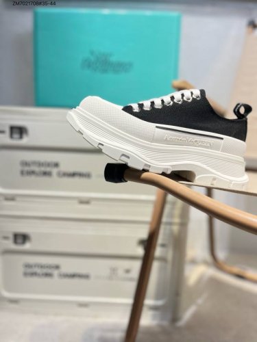 Alexander Mcqueen 麦昆 亚历山大麦昆亚历山 大盒包装 Ss春夏首发 时尚代表的小姐姐 肯定要走在时尚的风口！鞋子独特的个性增加十足的魅力，上脚