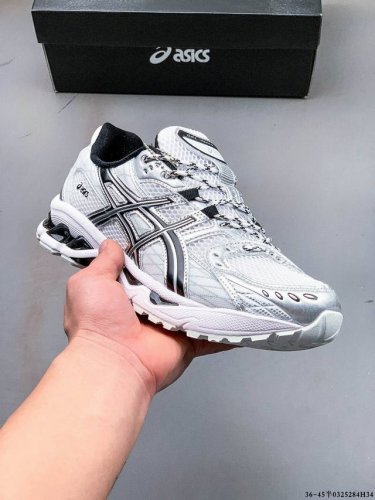 230 千禧风再度拿捏！Asics 亚瑟士 Gel-Nimbus 10.1 以复古科技加之先锋设计完整诠释千禧美学，重新定义高级穿搭。不论是千禧辣妹还是高级时装