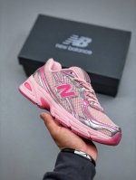 new Balance Mr740 Nb新百伦系列复古老爹风休闲运动慢跑鞋。采用轻质牛剖革拼接透气网眼衬垫织物鞋面材质 T-Beam大底提供足步弓支撑 保持步态