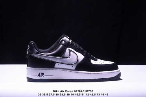 真标耐克Nike Air Force 1“07空军一号低帮百搭休闲运动板鞋。柔软、弹性十足的缓震性能和出色的中底设计，横跨复古与现代的外型结合，造就出风靡全球三
