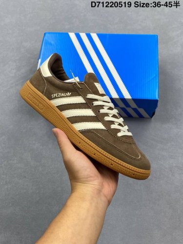adidas Originals Handball Special 此款鞋延续了橡胶外底和经典款式的传统 优质绒面革鞋面和标志性的3条纹采用明亮的对比色 为久经